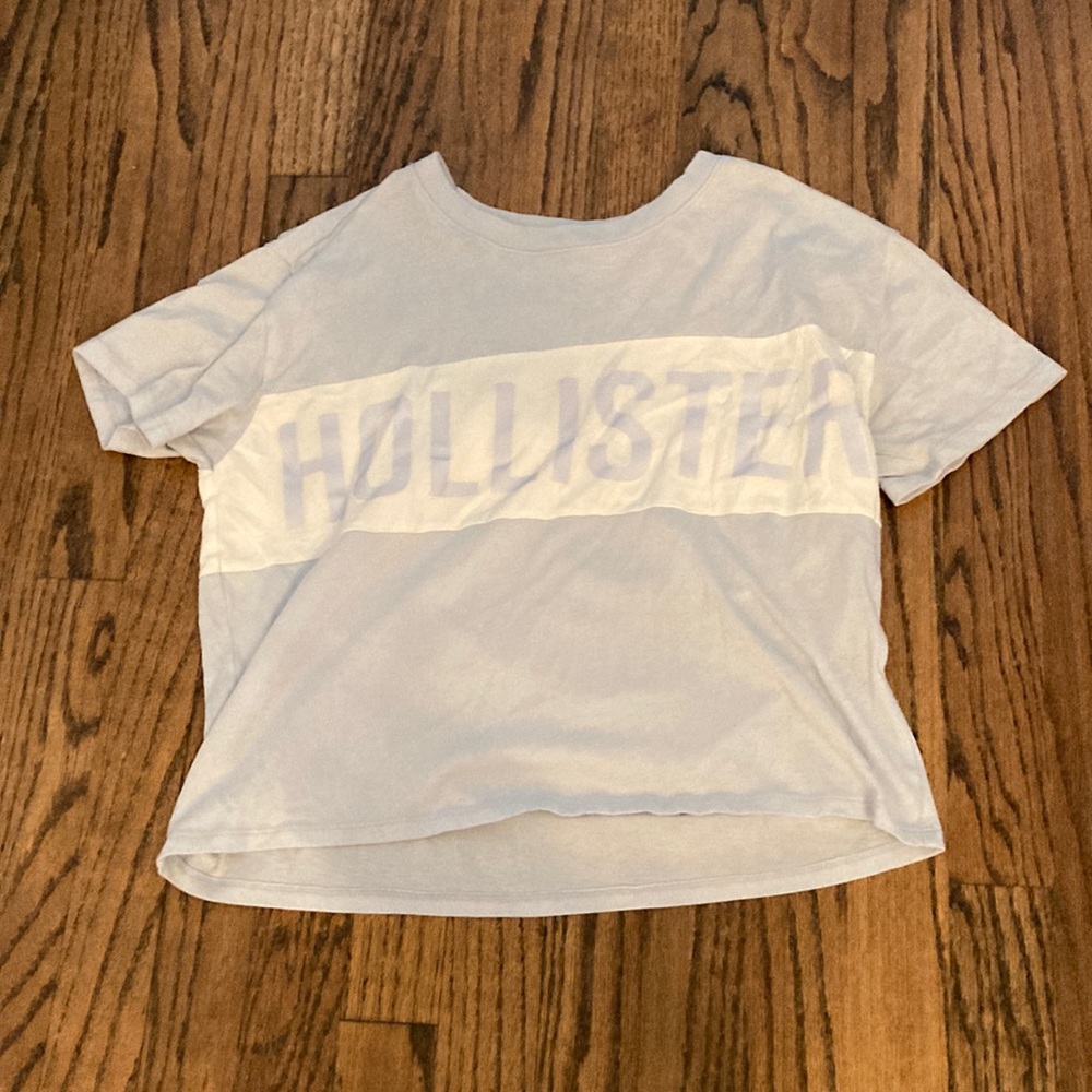light blue and white hollsiter brand name flowy tee in size s